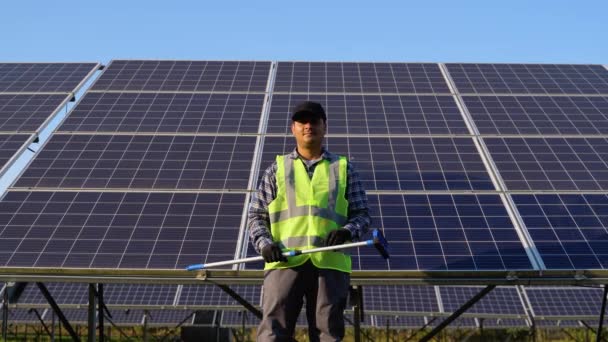 Портрет Індійського Азіатського Працівника Прибирання Сонячних Панелей Мопедом Станції — стокове відео