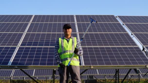 Retrato Del Trabajador Indio Con Fregona Antes Limpiar Paneles Solares — Vídeo de stock