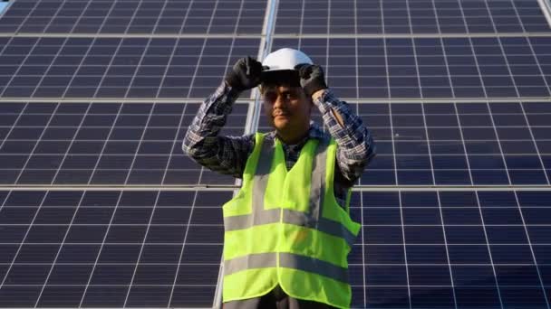 Портрет Индийского Инженера Электрика Защитном Шлеме Униформе Возле Солнечных Панелей — стоковое видео