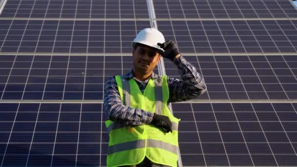 Porträtt Indiska Asiatiska Elektriker Ingenjör Säkerhetshjälm Och Enhetlig Nära Solpaneler — Stockvideo