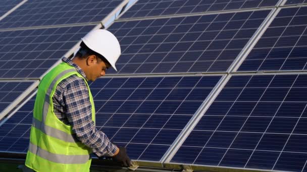 Indischer Ingenieur Baut Solarzellen Auf Dem Dach Auf — Stockvideo