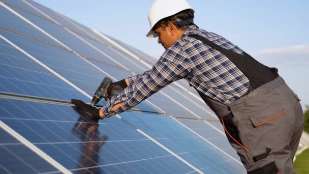Indischer Techniker Installiert Die Sonnenkollektoren Auf Dem Dach Des Heimbüros — Stockvideo