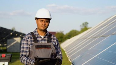 Güneş panelleri istasyonunda dijital tabletli Hintli mühendisin portresi