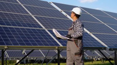 Hintli mühendis, kurulumdan sonra güneş istasyonunun teknik belgelerini kontrol etti.