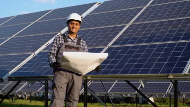 Indian Engineer Inspecting Solar Panels Power Plant — Stock Video