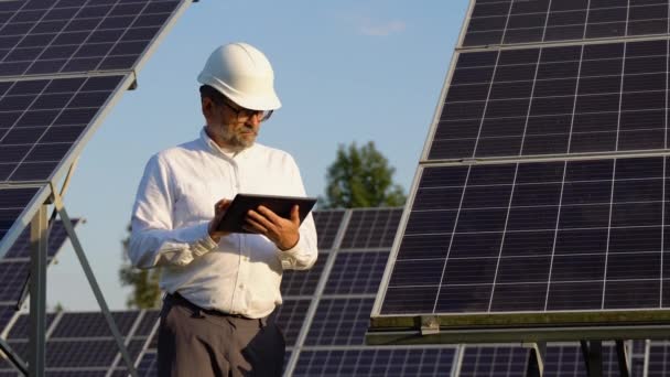 Старший Инспектор Инженер Холдинга Digital Tablet Работает Солнечных Панелях Энергетической — стоковое видео