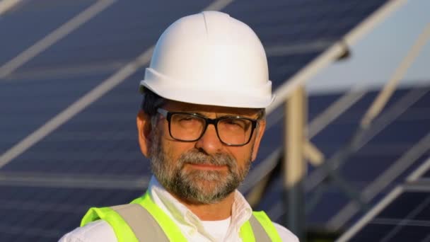 Ritratto Senior 50S Ispettore Ingegnere Pannelli Solari Power Farm — Video Stock