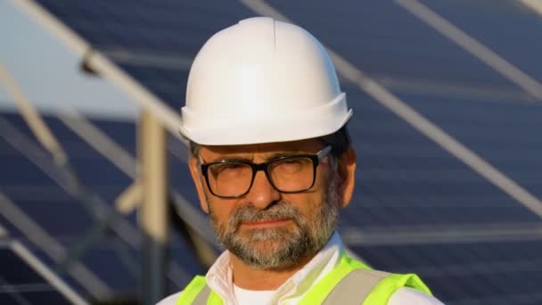 Πορτρέτο Του Senior 50S Επιθεωρητής Μηχανικός Στο Solar Panels Power — Αρχείο Βίντεο