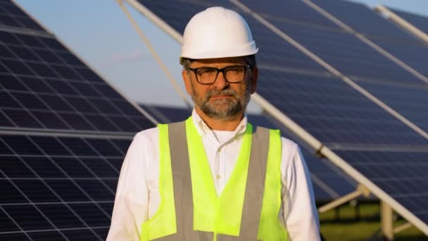 Портрет Старшего Инженера Годов Солнечной Электростанции — стоковое видео