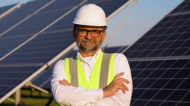 Πορτρέτο Του Senior 50S Επιθεωρητής Μηχανικός Στο Solar Panels Power — Αρχείο Βίντεο