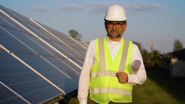 Engenheiro Sênior Dos Anos Capacete Proteção Andando Examinando Painéis Fotovoltaicos — Vídeo de Stock