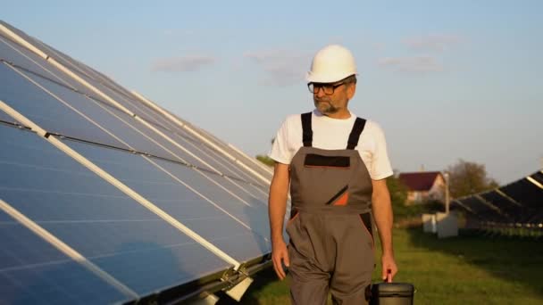 Ingeniero Senior Ropa Trabajo Protectora Caminando Examinando Paneles Fotovoltaicos Planta — Vídeo de stock