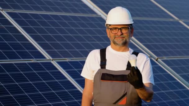 Retrato Engenheiro Sênior Com Lâmpada Estação Painéis Solares — Vídeo de Stock