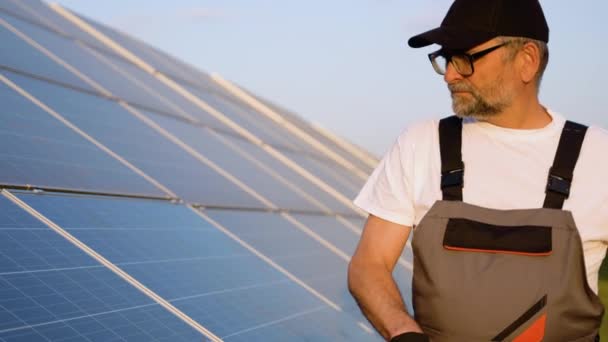 Trabajador Senior Limpiando Paneles Solares Con Fregona Estación — Vídeo de stock