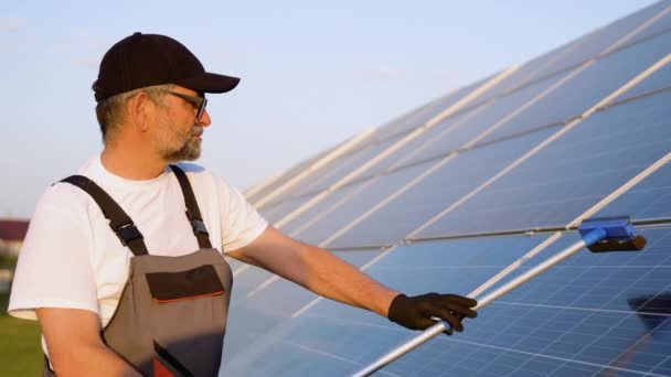 Técnico Fotovoltaico Sênior Limpeza Lavagem Superfície Dos Painéis Solares Que — Vídeo de Stock