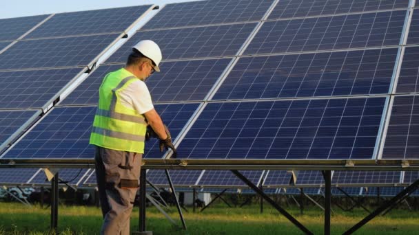 Técnico Sênior Trabalhando Livre Construção Ecológica Fazenda Solar — Vídeo de Stock