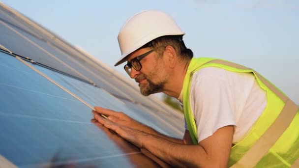 Üst Düzey Bir Mühendis Gün Batımında Güneş Fotovoltaik Güneş Panellerinin — Stok video