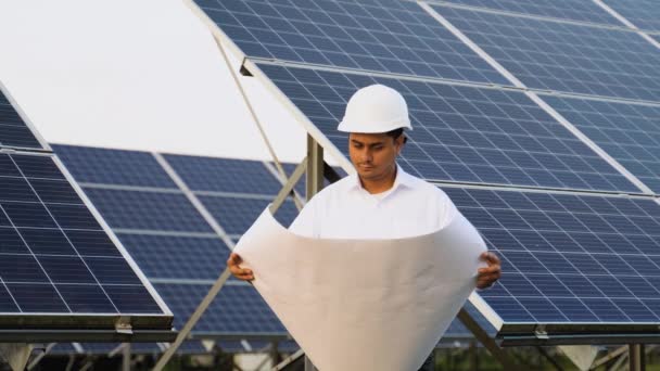 Engenheiro Indiano Verifica Documentação Técnica Estação Solar Após Instalação — Vídeo de Stock