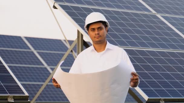 Engenheiro Indiano Verifica Documentação Técnica Estação Solar Após Instalação — Vídeo de Stock