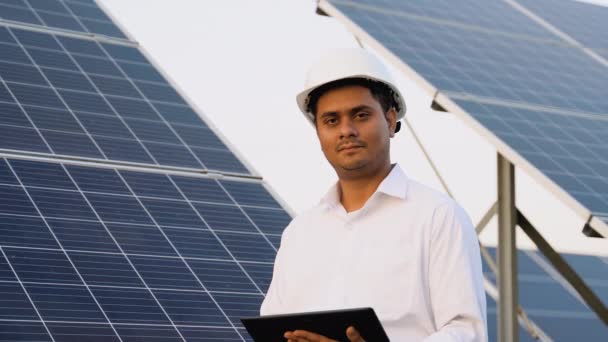 Porträt Eines Indischen Ingenieurs Mit Digitalem Tablet Auf Solarzellen Station — Stockvideo