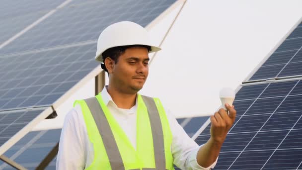 Портрет Индийского Инженера Лампой Солнечных Панелях — стоковое видео