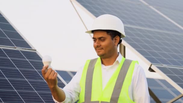 Retrato Engenheiro Indiano Com Lâmpada Estação Painéis Solares — Vídeo de Stock