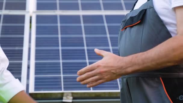 2人のエンジニア インドのマネージャー 太陽光発電パネルの背景に関する議論の後 上級従業員の握手 閉じる — ストック動画