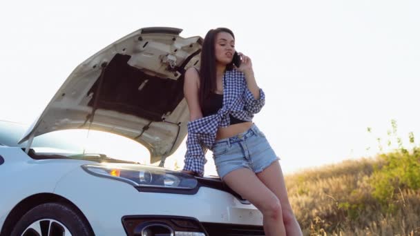 Jonge Vrouw Met Kapotte Auto Roept Hulp — Stockvideo