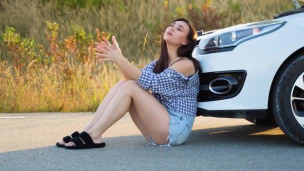 Sfrustrowana Młoda Kobieta Siedząca Pobliżu Zepsutego Samochodu Środku Autostrady — Wideo stockowe