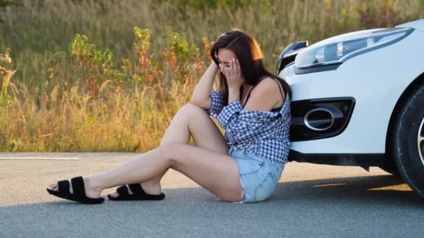 Mujer Joven Estresada Llorando Sentada Cerca Coche Roto Carretera — Vídeo de stock