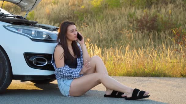 Молода Відчайдушна Жінка Викликає Екстрену Допомогу Біля Зламаної Машини Дорозі — стокове відео