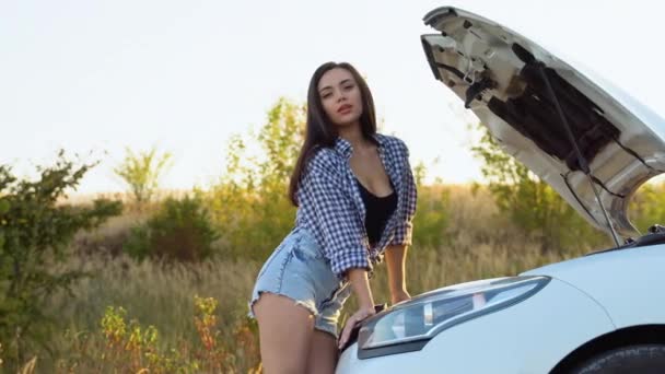 Młoda Kobieta Stojąca Pobliżu Zepsutego Samochodu Otwartym Kapturem Mająca Problemy — Wideo stockowe