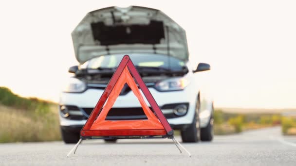 Αυτοκίνητο Προβλήματα Και Ένα Κόκκινο Τρίγωνο Για Προειδοποιήσει Τους Άλλους — Αρχείο Βίντεο