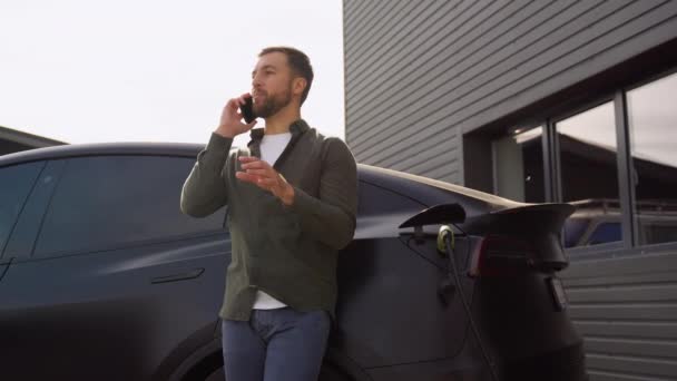 Handsome Man Speaks Phone While Car Being Charged — Stock Video