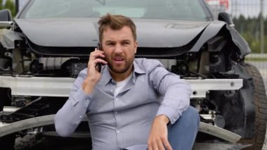 yetişkin cep telefonu otomobil kaza kaza çarpışma city Road önünde tartışmaya sürücü adam üzgün