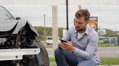 Şehir yolundaki trafik kazasında araba kazası geçiren bir adamın cep telefonuyla konuşması..