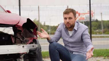 Araba kazasından sonra çaresiz bir adam..
