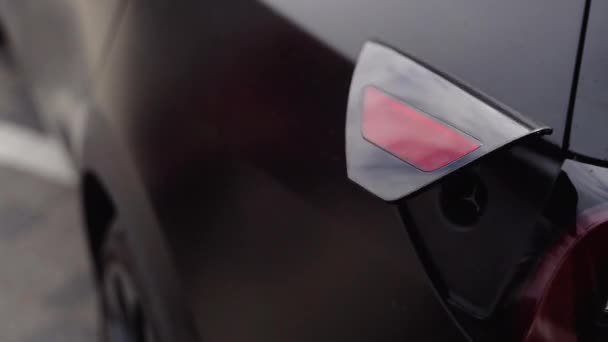 Een Man Pluggen Kabel Tijdens Het Opladen Van Elektrische Auto — Stockvideo