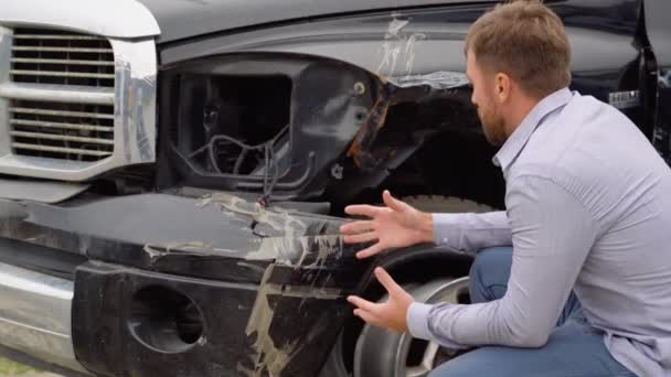 Autóbaleset Után Egy Összetört Autó Mellett Ülő Dühös Férfi Portréja — Stock videók