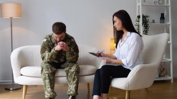 Mulher Profissional Psicólogo Terapeuta Aconselhamento Soldado Militar Deprimido — Vídeo de Stock