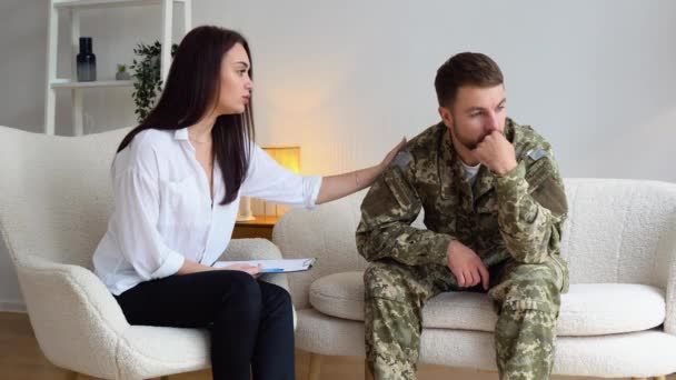 Jovem Militar Veterano Soldado Com Terapeuta Para Saúde Mental Consulta — Vídeo de Stock