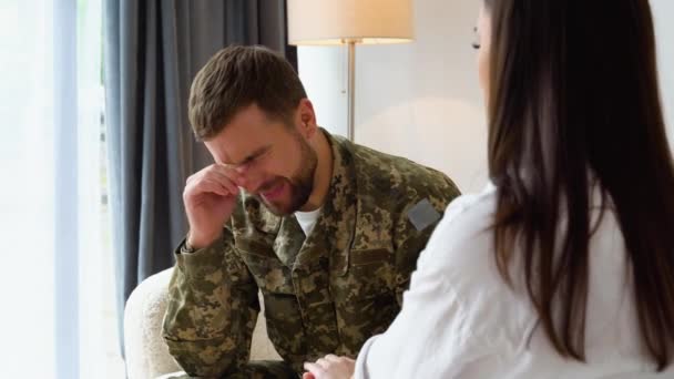 Enojado Soldado Pensativo Teniendo Sesión Terapia Con Psicólogo Cargo Soldado — Vídeos de Stock