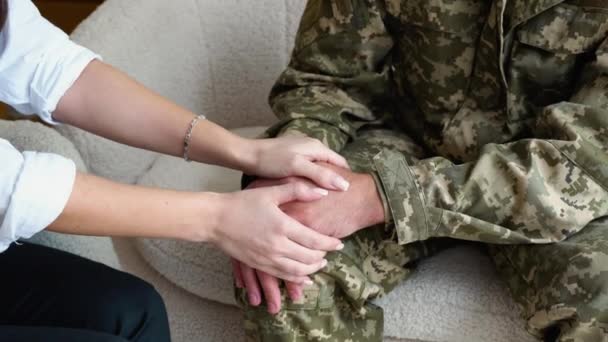 Psykolog Till Stöd För Militärbefäl Närbild Händer — Stockvideo