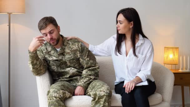 Triste Deprimido Militar Homem Tendo Sessão Terapia Com Psicólogo — Vídeo de Stock