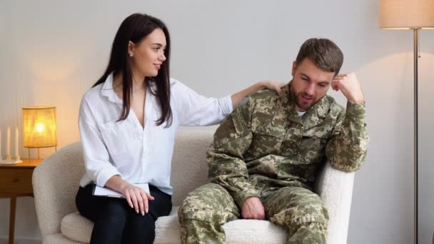 Στρατιώτης Έχει Συνεδρία Θεραπείας Ψυχολόγο Εσωτερικούς Χώρους — Αρχείο Βίντεο