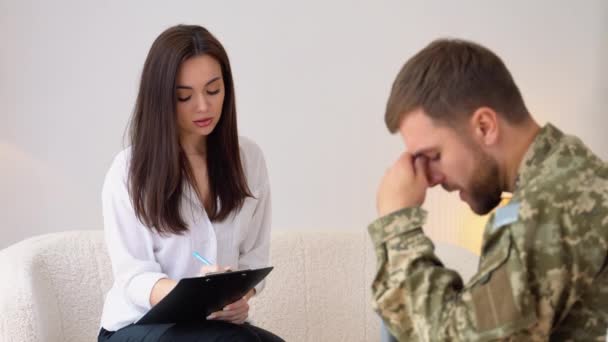 Enojado Soldado Pensativo Teniendo Sesión Terapia Con Psicólogo Cargo Soldado — Vídeo de stock