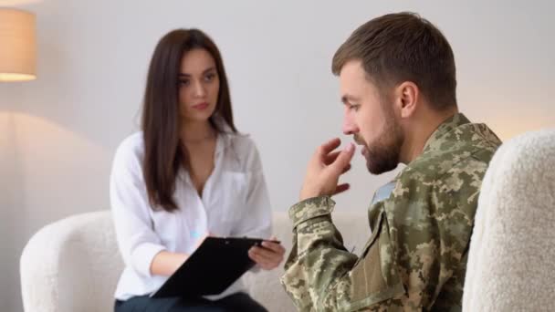 心烦意乱的军人与在职心理学家进行治疗 患有精神疾病或创伤后应激障碍的士兵 有选择的焦点 — 图库视频影像