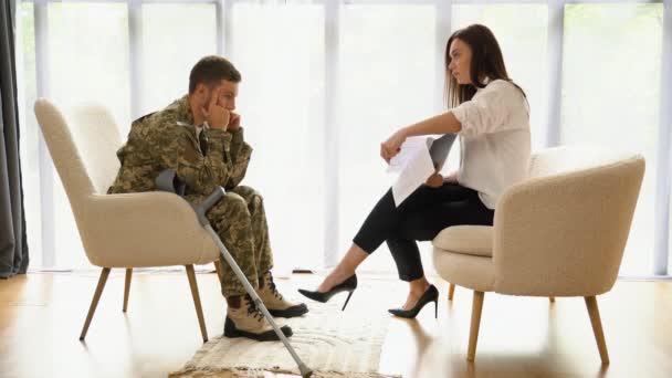 Psycholog Robi Notatki Podczas Sesji Terapii Smutnym Męskim Żołnierzem Ptsd — Wideo stockowe