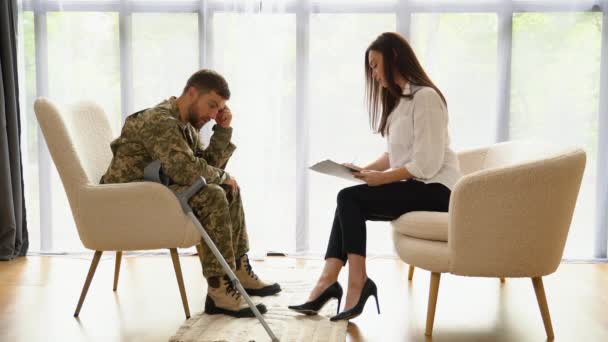 Psicólogo Toma Notas Comunica Con Militar Durante Sesión Terapia — Vídeo de stock