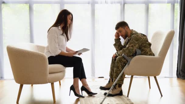 忧心忡忡的士兵参加与心理学家的会面 心理疗法 — 图库视频影像